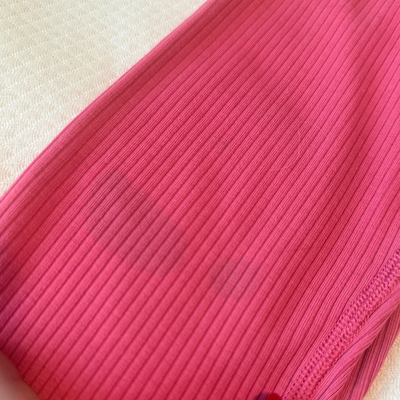 Hot pink ALO tank and leggings set - Picture 4 of 4